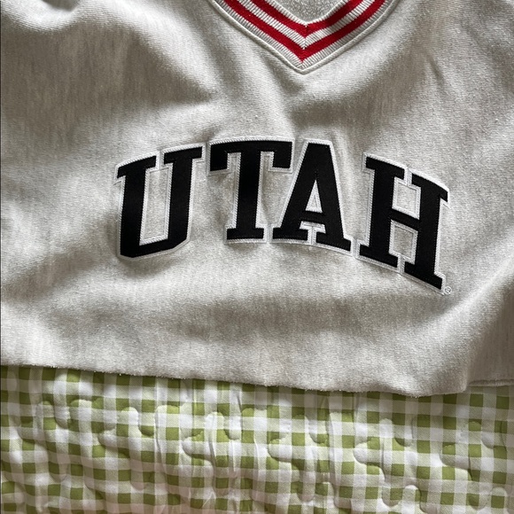 Light gray university of Utah V-neck cropped pullover - Picture 2 of 5